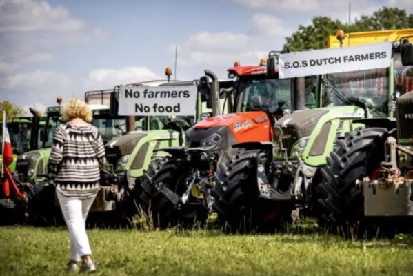 Varios cientos de agricultores se manifiestan durante la segunda etapa de la Vuelta Ciclista a España, 175 km (108 millas) entre Bolduque y Utrecht, en Woudenberg, el 20 de agosto de 2022. (Koen van Weel / ANP / AFP vía Getty Images)