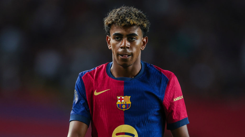 Lamine Yamal del FC Barcelona gesticula durante el partido del Trofeo Joan Gamper entre el FC Barcelona y el AS Mónaco en el Estadi Olímpic Lluis Companys el 12 de agosto de 2024 en Barcelona, España. (Eric Alonso/Getty Images)