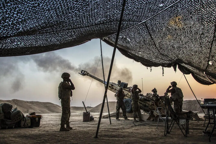 Soldados estadounidenses disparan un obús para respaldar a las fuerzas iraquíes mientras apoyan la Operación Inherent Resolve, en el norte de Irak, en esta foto sin fecha. (Foto del Ejército por la cabo Rachel Diehm)