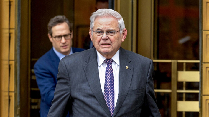 El senador demócrata Bob Menendez sale de la Corte Federal de Manhattan en Nueva York el 14 de mayo de 2024. (Alex Kent/AFP vía Getty Images)
