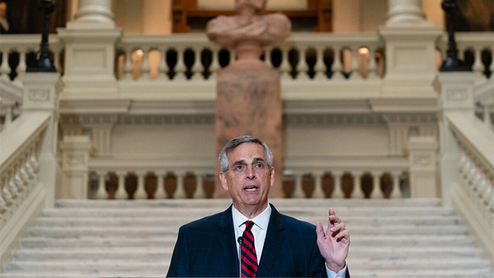 El secretario de Estado de Georgia, Brad Raffensperger, habla en una conferencia de prensa en el Capitolio del Estado de Georgia en Atlanta, Georgia, el 11 de noviembre de 2022. (Elijah Nouvelage/Getty Images)
