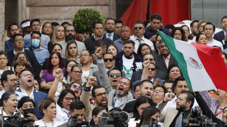 Imagen de archivo de trabajadores del Poder Judicial de México que protestan en contra de la reforma judicial impulsada por el oficialismo. EFE/ Mario Guzmán