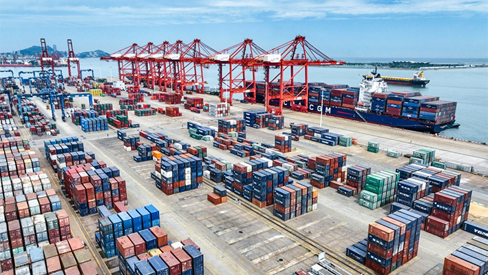 Grúas y contenedores marítimos en el puerto de Lianyungang, en la provincia oriental china de Jiangsu, el 16 de julio de 2023. (STR/AFP vía Getty Images)
