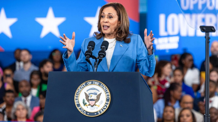 La candidata demócrata a la vicepresidencia Kamala Harris habla sobre su plataforma política, que incluye la mejora del coste de la vida para todos los estadounidenses, en el Hendrick Center For Automotive Excellence el 16 de agosto de 2024, en Raleigh, Carolina del Norte (Grant Baldwin/Getty Images)