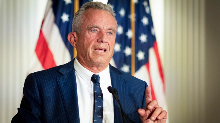 El candidato presidencial independiente Robert F. Kennedy Jr. habla en la biblioteca Nixon en Yorba Linda, California, el 12 de junio de 2024. (John Fredricks/The Epoch Times)