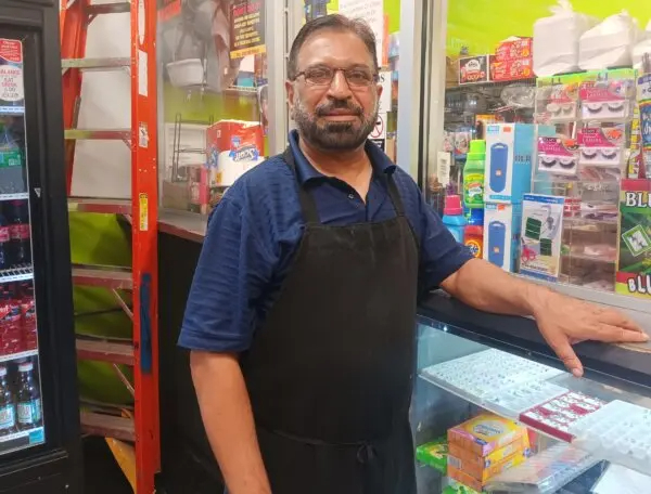 Mohammad Aslam, propietario de una bodega en la calle Lake de Chicago, Illinois, el 16 de agosto de 2024, antes de la Convención Nacional Demócrata que comenzará a pocas manzanas de distancia. (Nathan Worcester/The Epoch Times)