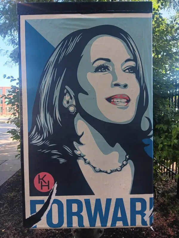 Carteles a favor de Kamala Harris con arte de Shepard Fairey, el diseñador del cartel «Hope» de Barack Obama, cerca de Union Park en Chicago el 16 de agosto de 2024. (Nathan Worcester/The Epoch Times)