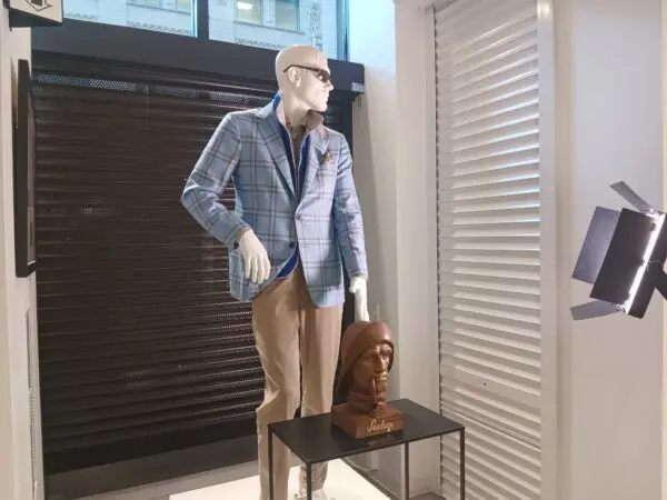 Un maniquí bien protegido en la tienda de ropa de alta gama Syd Jerome, en el centro de Chicago, Illinois, el 16 de agosto de 2024. El escaparate está protegido antes de la Convención Nacional Demócrata de la semana siguiente, que estará marcada por las protestas. (Nathan Worcester/The Epoch Times)