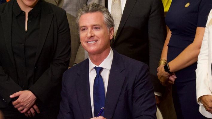 Gobernador Gavin Newsom promulga un paquete de 10 leyes contra el robo al por menor en un Home Depot en San José, California, el 16 de agosto de 2024. (Travis Gillmore/The Epoch Times)