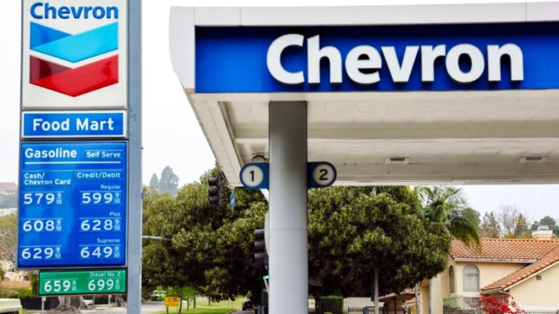 Una gasolinera Chevron en Los Ángeles, California, el 22 de mayo de 2023. (Mario Tama/Getty Images)