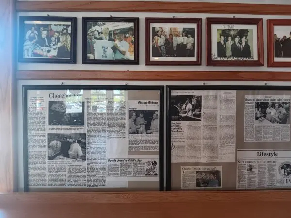 Una pared en la taberna Billy Goat, cerca del United Center, el 16 de agosto de 2024, días antes de la Convención Nacional Demócrata en Chicago. (Nathan Worcester/The Epoch Times)