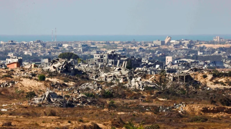 Una vista de edificios destruidos en Gaza, en medio del conflicto en curso entre Israel y Hamas, vista desde el sur de Israel, el 1 de agosto de 2024. (Amir Cohen/Reuters)





