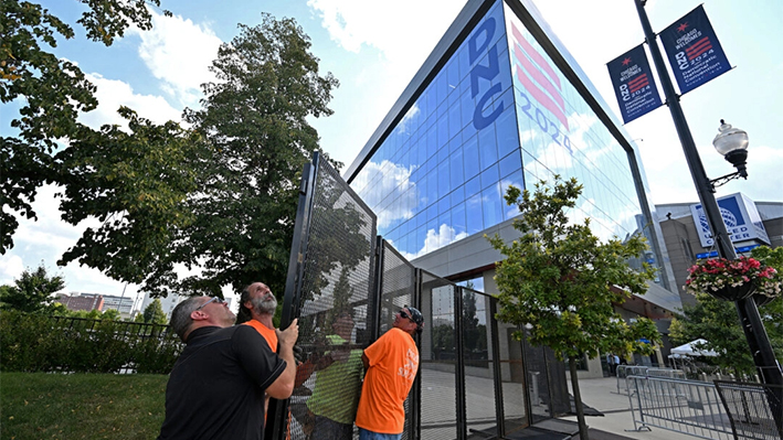 Trabajadores sindicales establecen un perímetro mientras se realizan los preparativos previos a la Convención Nacional Demócrata (DNC) en el exterior del United Center de Chicago, Illinois, el 16 de agosto de 2024. (Robyn Beck/AFP vía Getty Images)
