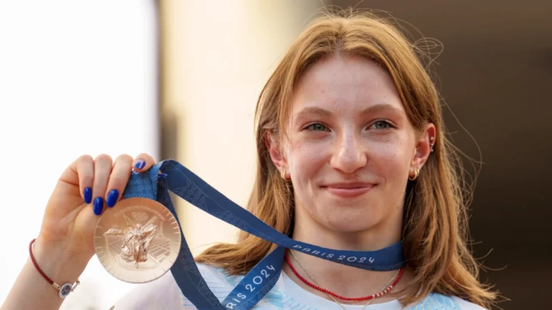 La gimnasta rumana Ana Barbosu posa con la medalla de bronce por su actuación individual en la barra de ejercicios femenil en los Juegos Olímpicos de París 2024, después de recibirla durante una ceremonia en el Comité Olímpico y Deportivo Rumano, en Bucarest, Rumanía, el 16 de agosto de 2024. (Vadim Ghirda/AP Photo)