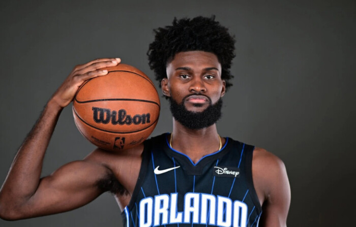 Jonathan Isaac de los Orlando Magic posa para un retrato durante el Día de los Medios de los Orlando Magic 2023-2024 en el Centro de Entrenamiento AdventHealth en Orlando, Florida, el 2 de octubre de 2023. (Julio Aguilar/Getty Images)