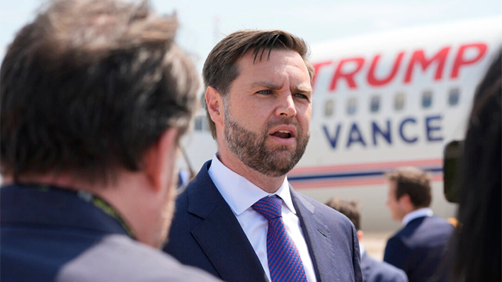 El candidato republicano a la vicepresidencia, el senador JD Vance (R-Ohio), habla con los periodistas en el Aeropuerto Regional Chippewa Valley de Eau Claire, Wisconsin, el 7 de agosto de 2024. (Alex Brandon/Foto AP)
