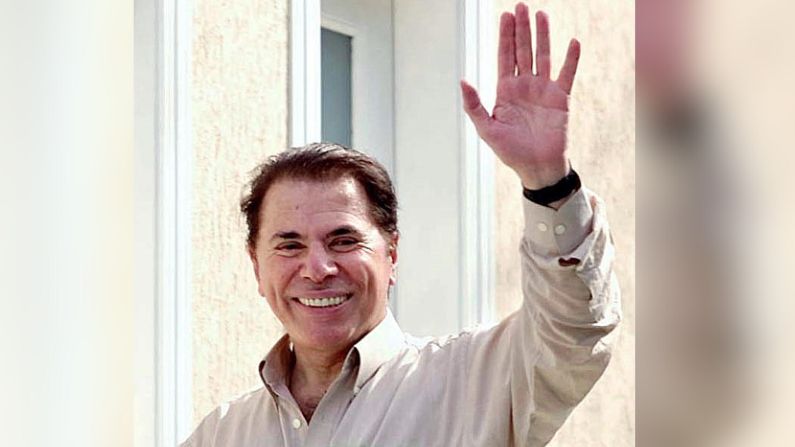 Foto de archivo: El magnate de la televisión brasileña y presentador de TV, Silvio Santos, saluda el 30 de agosto de 2001, después de haber sido retenido como rehén durante siete horas en su casa en São Paulo, y su secuestrador se entregó a la policía, según informaron las autoridades. (MAURICIO LIMA/AFP via Getty Images)