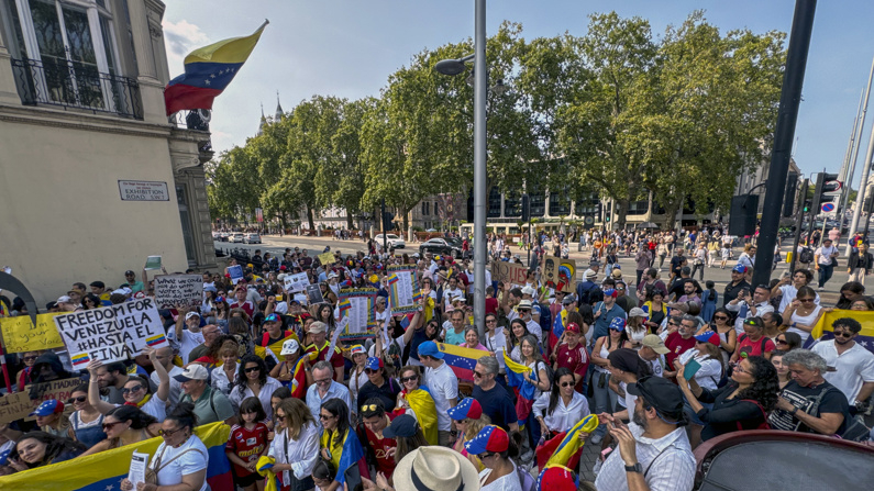 Centenares de venezolanos se manifestaron de forma pacífica este sábado en Londres y otras ciudades del Reino Unido para pedir la libertad de su país natal y denunciar, con las actas en la mano, el "fraude" de los recientes comicios presidenciales del 28 de julio.( EFE/ConVzlaUK)