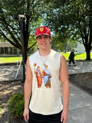 Will Millner, un estudiante universitario de nuevo ingreso, deposita su voto por los republicanos en la iglesia católica de San José en West St. Paul, Minnesota, el 13 de agosto de 2024. (Arjun Singh/The Epoch Times)