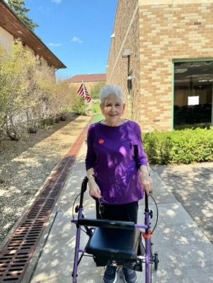 Judy, una residente de 70 años de West St. Paul, Minnesota, votó en las primarias demócratas en la iglesia católica de San José. (Arjun Singh/The Epoch Times)