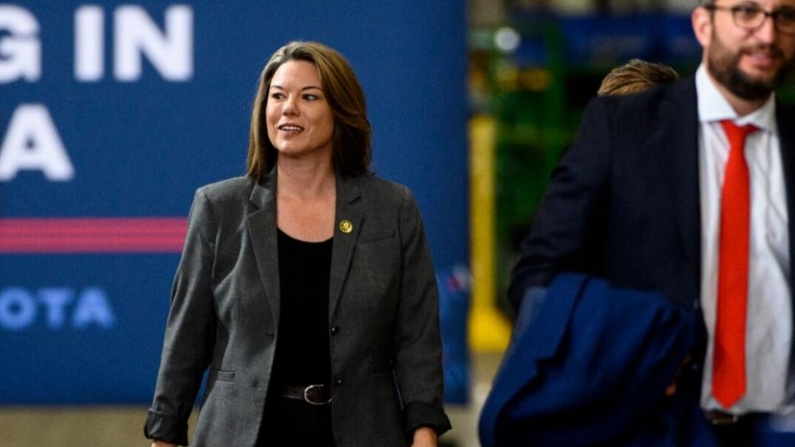 La representante Angie Craig (D-Minn.) llega durante una visita del presidente Joe Biden a las instalaciones de Cummins Power Generation en Fridley, Minnesota, el 3 de abril de 2023. (Stephen Maturen/Getty Images)