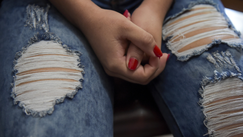 Foto de archivo: Mujer venezolana  habla durante una entrevista con AFP en Bogotá, el 17 de octubre de 2018. (RAUL ARBOLEDA/AFP via Getty Images)