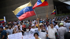 Manifestaciones en París y en 10 ciudades francesas contra los resultados electorales en Venezuela