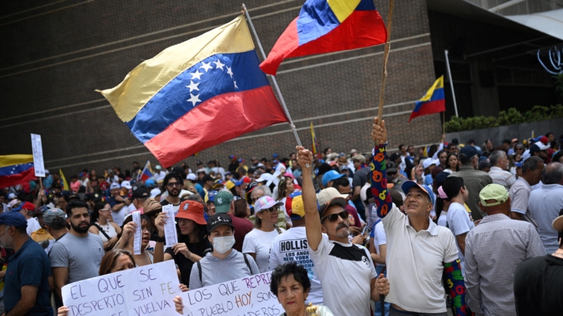 Foto de archivo: Personas ondean banderas venezolanas durante una protesta convocada por la oposición para que se reconozca la "victoria" electoral, en Caracas el 17 de agosto de 2024. (FEDERICO PARRA/AFP via Getty Images)