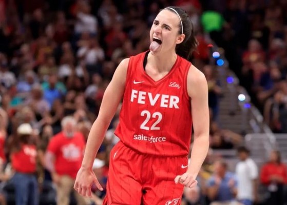 Caitlin Clark #22 de las Indiana Fever reacciona tras un triple durante la primera parte en el Gainbridge Fieldhouse de Indianápolis, Indiana, el 16 de agosto de 2024. (Justin Casterline/Getty Images)