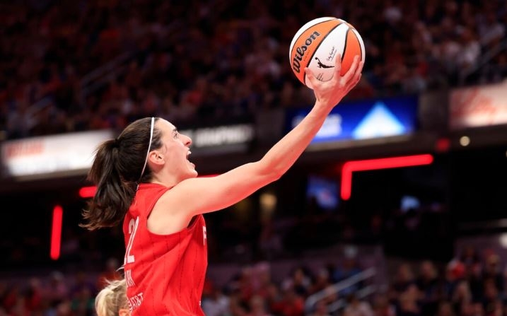 Caitlin Clark #22 de las Indiana Fever realiza un tiro durante la segunda mitad contra las Phoenix Mercury en el Gainbridge Fieldhouse el 16 de agosto de 2024 en Indianápolis, Indiana. (Justin Casterline/Getty Images)