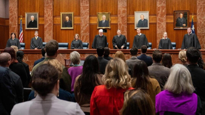 Los jueces del Tribunal Supremo de Texas llegan a escuchar los argumentos de los litigantes en el caso Zurowski contra el Estado de Texas, en el Tribunal Supremo de Texas en Austin, el 28 de noviembre de 2023. (Suzanne Cordeiro/AFP vía Getty Images)