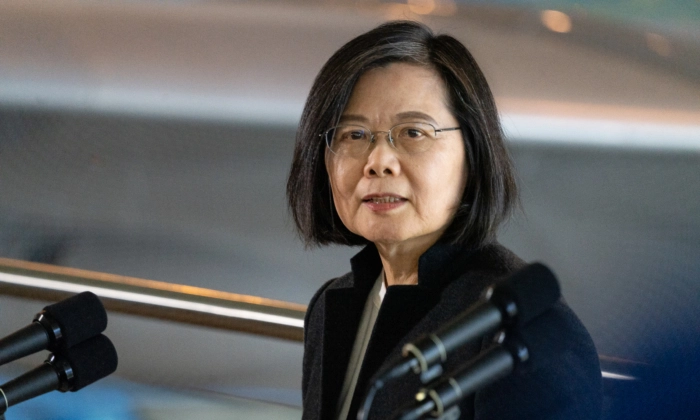 La presidenta de Taiwán, Tsai Ing-wen, llega a la Biblioteca Presidencial Reagan en Semi Valley, California, el 5 de abril de 2023. (John Fredricks/The Epoch Times)