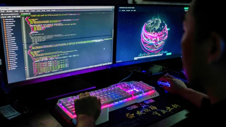 Un hacker utiliza su ordenador en Dongguan, provincia china de Guangdong (sur), el 4 de agosto de 2020. (Nicolas Asfouri/AFP vía Getty Images)