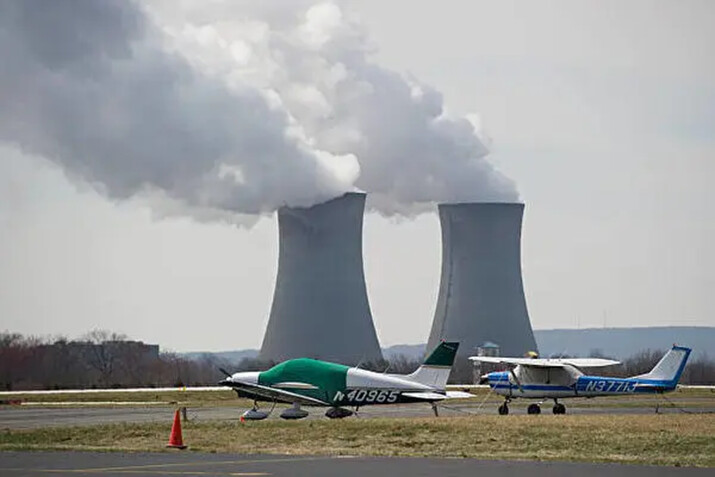 Torres de refrigeración de la central nuclear de Limerick, en Pottstown (Pensilvania), vistas desde el aeropuerto de Pottstown-Limerick, el 25 de marzo de 2011. (STAN HONDA/AFP vía Getty Images)