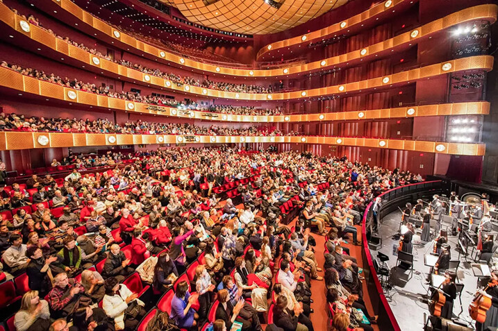 La apertura del telón de Shen Yun Performing Arts en el David H. Koch Theater del Lincoln Center de Nueva York, el 11 de enero de 2015. (Larry Dai/Epoch Times)