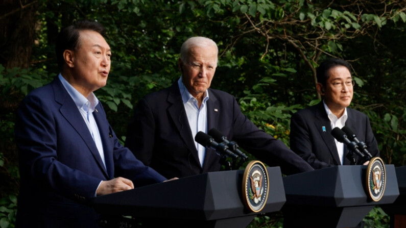 El presidente de Corea del Sur, Yoon Suk Yeol, el presidente Joe Biden y el primer ministro japonés, Kishida Fumio, celebran una conferencia de prensa conjunta tras las conversaciones tripartitas en Camp David, Maryland, el 18 de agosto de 2023. (Chip Somodevilla/Getty Images)