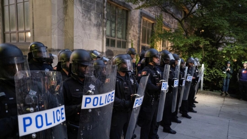 La policía bloquea el acceso al Cuadrángulo Principal en el campus de la Universidad de Chicago mientras los manifestantes intentan ingresar conforme la policía disuelve un campamento pro palestino en Chicago, Illinois, el 7 de mayo de 2024. (Scott Olson/Getty Images)
