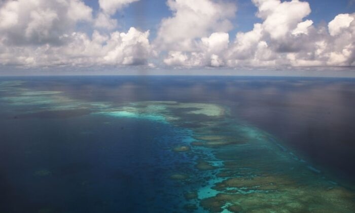 Parte del arrecife Mischief en las disputadas islas Spratly en el Mar del Sur de China, el 21 de abril de 2017. (Ted Aljibe/AFP vía Getty Images)