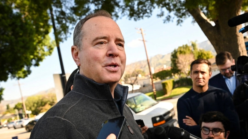 El representante Adam Schiff (D-Calif.)  habla con la prensa en Burbank, California, el 5 de marzo de 2024. (Robyn Beck/AFP vía Getty Images)