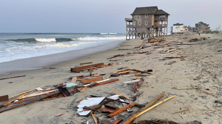 A lo largo de la Cape Hatteras National Seashore se muestran escombros de una casa de playa desocupada que se derrumbó en el Océano Atlántico por los vientos y las olas causadas por el huracán Ernesto, el 16 de agosto de 2024. (Costa Nacional del Cabo Hatteras vía AP)