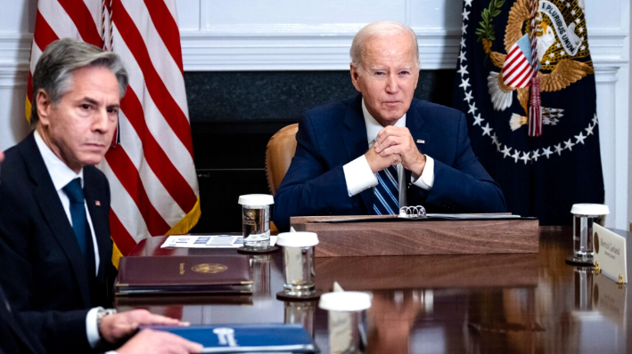 (I-D) El Secretario de Estado Antony Blinken mira mientras el Presidente de EE.UU. Joe Biden habla durante una reunión en la Sala Roosevelt de la Casa Blanca en Washington el 21 de noviembre de 2023. Drew Angerer/Getty Images