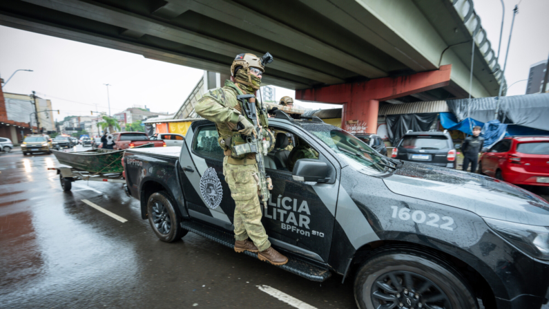 Fotrafía de archivo:  Miembros de la policía militar llegan con un bote adjunto a su camioneta para ayudar en los esfuerzos de rescate en el barrio São João el 11 de mayo de 2024 en Porto Alegre, Brasil. (Jefferson Bernardes/Getty Images)