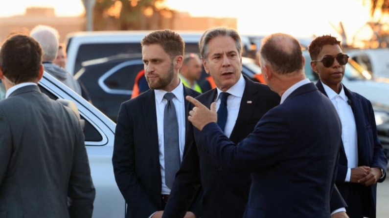 El secretario de Estado estadounidense Antony Blinken (centro-derecha) a su llegada a Tel Aviv el 18 de agosto de 2024. Kevin Mohatt/AFP, Pool, vía Getty Images