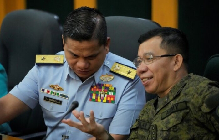 El portavoz de la Guardia Costera de Filipinas, el comodoro Jay Tarriela (izquierda), habla con el portavoz de las Fuerzas Armadas de Filipinas, el coronel Medel Aguilar, durante una rueda de prensa sobre un reciente incidente con barcos chinos en el Second Thomas Shoal, mientras hablan con los periodistas en Quezon City, Filipinas, el 23 de octubre de 2023. Aaron Favila/Foto AP