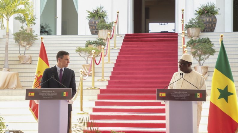 Imagen de los presidentes de España, Pedro Sánchez (i), y Senegal, Macky Sall (d), durante la visita del primero a Dakar en abril de 2021. EFE/EPA/ALIOU MBAYE