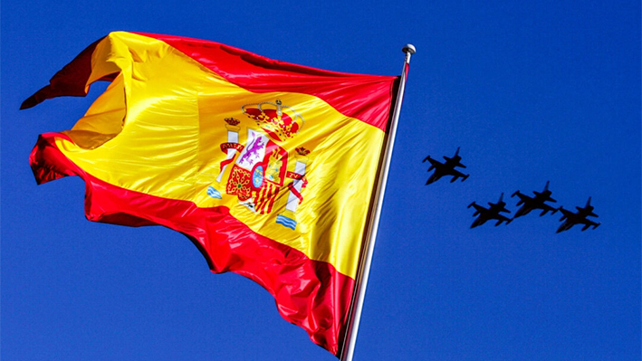 Cazas a reacción sobrevuelan la capital española durante un desfile militar con motivo de la fiesta nacional española en Madrid el 12 de octubre de 2007. Pierre-Philippe Marcou/AFP vía Getty Image