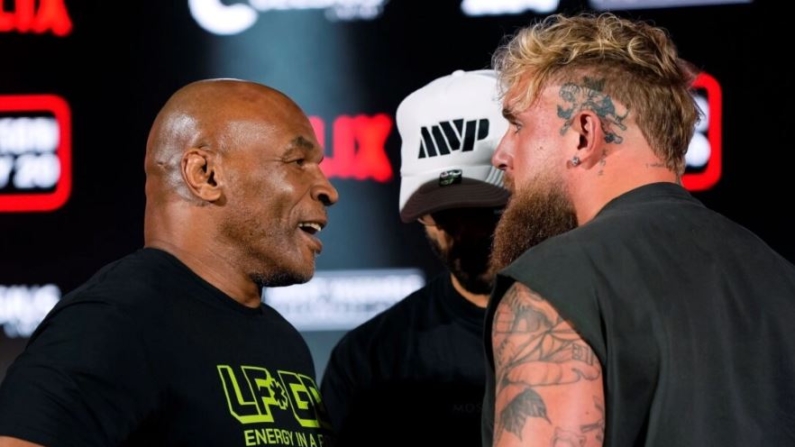 Mike Tyson (izquierda) y Jake Paul se enfrentan durante una rueda de prensa promocionando su próximo combate de boxeo en Arlington, Texas, el 16 de mayo de 2024. Sam Hodde/AP Photo