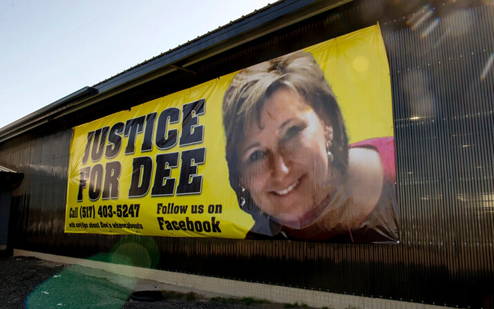 Una pancarta muestra la foto de Dee Warner, la mujer desaparecida en Tipton, Michigan, el 9 de mayo de 2022. (Jacob Hamilton/Jackson Citizen Patriot vía AP)