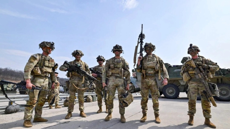 Soldados estadounidenses del Batallón Stryker de la 2ª División de Infantería se preparan para un ejercicio con fuego real en Pocheon, Corea del Sur, el 22 de marzo de 2023. Jung Yeon-je/AFP vía Getty Images
