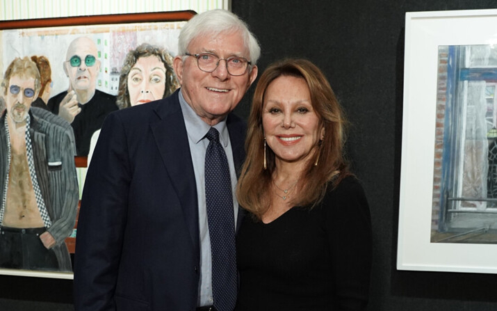 Phil Donahue y Marlo Thomas asisten a una exposición en el National Arts Club de la ciudad de Nueva York, el 5 de octubre de 2019. (Sean Zanni/Getty Images para el National Arts Club)